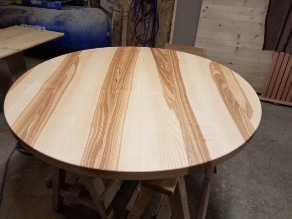 Table en frêne olivier vernis